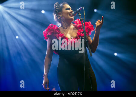 Il danese neo-anima Quadron duo esegue un concerto dal vivo presso il Danish music festival Roskilde Festival 2013. Qui il cantante e cantautore Coco Maja Hastrup Karshøj è raffigurato dal vivo sul palco. Danimarca 06/07 2013. Foto Stock