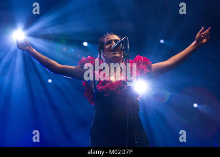 Il danese neo-anima Quadron duo esegue un concerto dal vivo presso il Danish music festival Roskilde Festival 2013. Qui il cantante e cantautore Coco Maja Hastrup Karshøj è raffigurato dal vivo sul palco. Danimarca 06/07 2013. Foto Stock