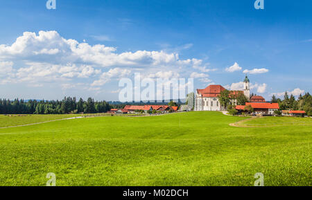 Bellissima vista del famoso ovale rococò - Chiesa del pellegrinaggio di Wies (Wieskirche), un sito Patrimonio Mondiale dell'UNESCO sin dal 1983, con il verde dei prati, Bavaria Foto Stock