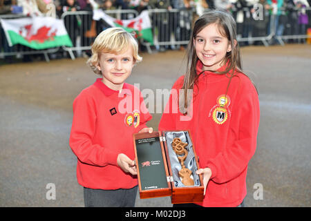 Harry Smith e Megan Taylor, entrambi da Marlborough scuola primaria, con un regalo di nozze che sarà presente al principe Harry e Meghan Markle durante una visita al Castello di Cardiff. Foto Stock