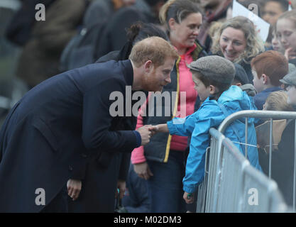 Il principe Harry su un aborigeno durante una visita al Castello di Cardiff. Foto Stock