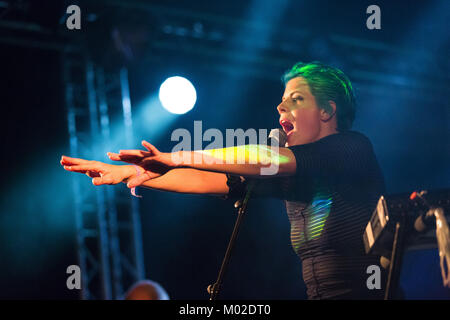 Il cantante norvegese e elettro-pop musicista Sandra Kolstad esegue un concerto dal vivo presso il norvegese music festival Øyafestivalen 2013. Norvegia, 09/08 2013. Foto Stock