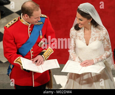 File foto datata 29/04/11 del principe William e Kate Middleton durante il loro servizio di nozze presso l'Abbazia di Westminster, Londra. Il Duca sfoggiava oggi un nuovo taglio di capelli. Foto Stock