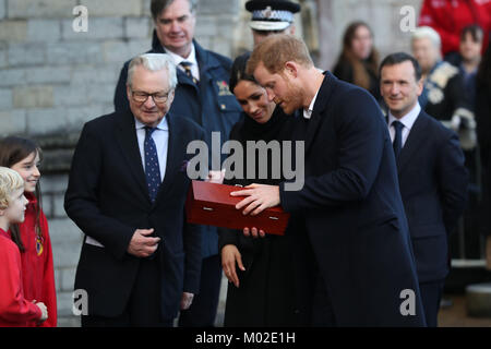 Harry Smith e Megan Taylor, entrambi da Marlborough scuola primaria, presenta il principe Harry e Meghan Markle con un regalo di nozze durante una visita al Castello di Cardiff. Foto Stock