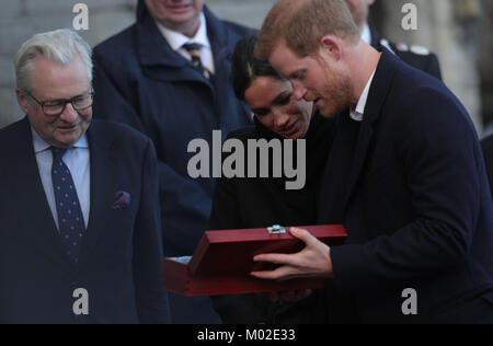 Il principe Harry e Meghan Markle dopo che hanno ricevuto un regalo di nozze da Harry Smith e Megan Taylor, entrambi da Marlborough Scuola primaria durante una visita al Castello di Cardiff. Foto Stock