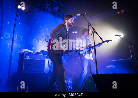 La svedese indie rock band Shout Out Louds esegue un concerto dal vivo a Parkteatret in Oslo. Qui il cantante e chitarrista Adam Olenius è raffigurato dal vivo sul palco. Norvegia, 10/04 2013. Foto Stock