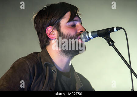 La svedese indie rock band Shout Out Louds esegue un concerto dal vivo a Parkteatret in Oslo. Qui il cantante e chitarrista Adam Olenius è raffigurato dal vivo sul palco. Norvegia, 10/04 2013. Foto Stock