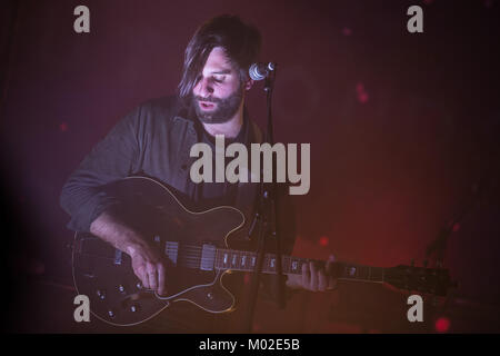 La svedese indie rock band Shout Out Louds esegue un concerto dal vivo a Parkteatret in Oslo. Qui il cantante e chitarrista Adam Olenius è raffigurato dal vivo sul palco. Norvegia, 10/04 2013. Foto Stock