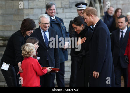 Harry Smith e Megan Taylor, entrambi da Marlborough scuola primaria, presenta il principe Harry e Meghan Markle con un regalo di nozze durante una visita al Castello di Cardiff. Foto Stock