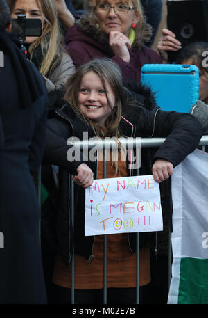 Una ragazza con un cartello che diceva che il mio nome è Megan troppo !! Coloro che hanno incontrato Meghan Markle incontra mentre si trovava su un aborigeno durante una visita al Castello di Cardiff. Foto Stock