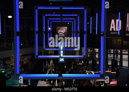 Stand Intel display, con logo, su folle al CES (Consumer Electronics Show), il più grande del mondo trade show di Las Vegas, N Foto Stock