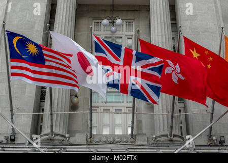 Bandiere di Malaysia, Giappone, Regno Unito (capovolto), di Hong Kong e della Repubblica popolare cinese Foto Stock