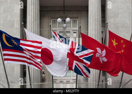 Bandiere di Malaysia, Giappone, Regno Unito (capovolto), di Hong Kong e della Repubblica popolare cinese Foto Stock