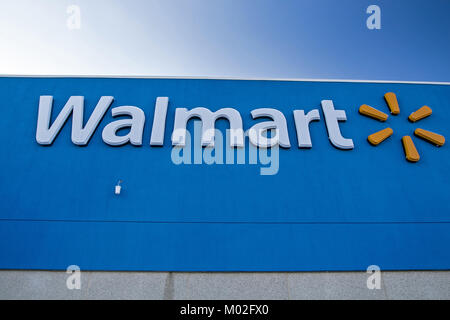 Primo piano del logo e scritte su un Walmart posizione di vendita al dettaglio. Foto Stock