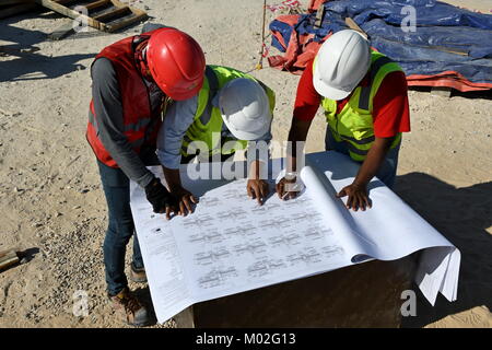 Indian ingegneri civili e capisquadra stanno lavorando sul sito in costruzione Foto Stock