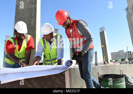 Indian ingegneri civili e capisquadra stanno lavorando sul sito in costruzione Foto Stock