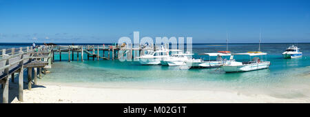 Barche ormeggiate presso l'Isola Heron sull'estremità meridionale della Grande Barriera Corallina, Queensland, Australia Foto Stock