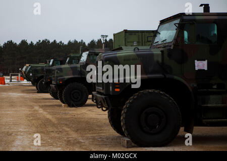 I veicoli assegnati a Marina Wing Support Squadron 271 sono messi in scena in preparazione per la protezione Ullr sulla Fort McCoy, Wis., 10 gennaio, 2018. Foto Stock