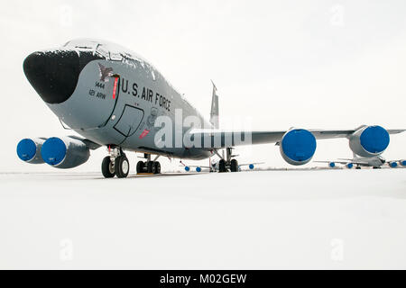 KC-135 Stratotankers assegnato al 121 Air Refuelling Wing sedersi sulla neve linea di volo Gennaio 15, 2018 a Rickenbacker Air National Guard Base, Ohio. Foto Stock