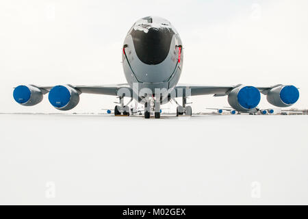 KC-135 Stratotankers assegnato al 121 Air Refuelling Wing sedersi sulla neve linea di volo Gennaio 15, 2018 a Rickenbacker Air National Guard Base, Ohio. Foto Stock