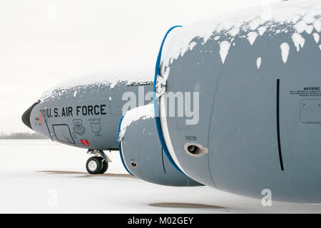 KC-135 Stratotankers assegnato al 121 Air Refuelling Wing sedersi sulla neve linea di volo Gennaio 15, 2018 a Rickenbacker Air National Guard Base, Ohio. Foto Stock