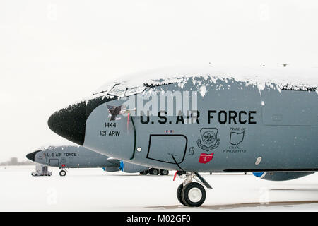 KC-135 Stratotankers assegnato al 121 Air Refuelling Wing sedersi sulla neve linea di volo Gennaio 15, 2018 a Rickenbacker Air National Guard Base, Ohio. Foto Stock