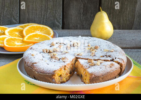 Una deliziosa torta di carote con noci e uvetta passa su una piastra bianca. Foto Stock