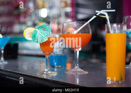 Fotografia di gustosi cocktail con cannucce sul bancone bar Foto Stock
