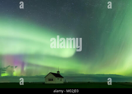 Aurora Boreale luci del nord oltre il North Saskatchewan Landing School Fondata nel 1914 vicino a Kyle, Saskatchewan Foto Stock