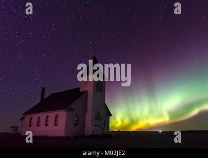 Aurora Boreale luci del nord oltre la storica chiesa luterana di San Giovanni fondata nel 1919 nei pressi di Cabri, Saskatchewan Foto Stock