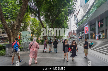 La gente nelle strade di Singapore Foto Stock