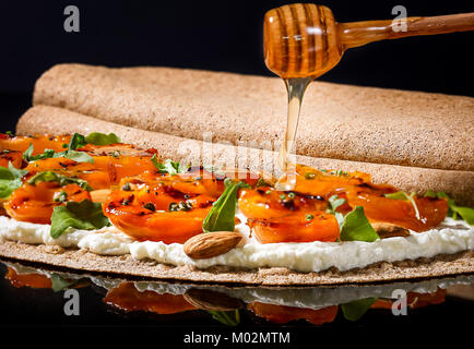 Pane arabo con pesche disidratati Foto Stock