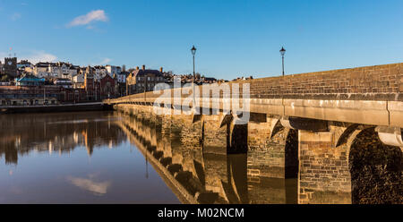 Il vecchio ponte di Bideford con la città di distanza Foto Stock