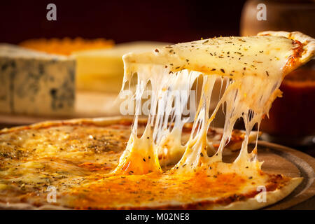 Pizza quattro formaggi Foto Stock