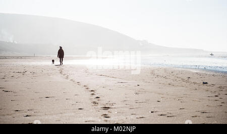 Camminando sulla spiaggia Croyde con cane in inverno Foto Stock