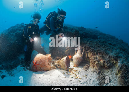 Scuba Diver scopre le monete d'oro in antiche anfore del II secolo A.C., Lykia, mare Mediterraneo, Turchia Foto Stock