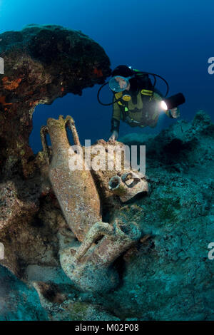 Scuba Diver scoprire vecchie anfore del II secolo A.C., Lykia, mare Mediterraneo, Turchia Foto Stock