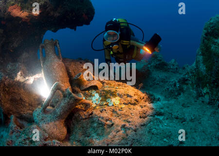 Scuba Diver scoprire vecchie anfore del II secolo A.C., Lykia, mare Mediterraneo, Turchia Foto Stock