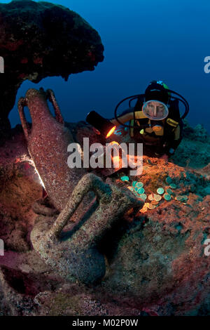 Scuba Diver scoprire vecchie anfore del II secolo A.C., Lykia, mare Mediterraneo, Turchia Foto Stock