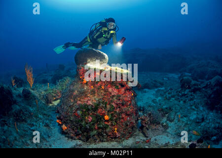 Scuba Diver scoprire vecchie anfore del II secolo A.C., Lykia, mare Mediterraneo, Turchia Foto Stock