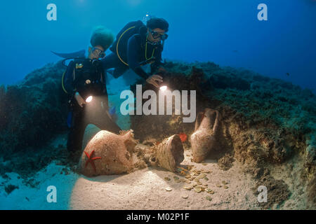 Scuba Diver scopre le monete d'oro in antiche anfore del II secolo A.C., Lykia, mare Mediterraneo, Turchia Foto Stock