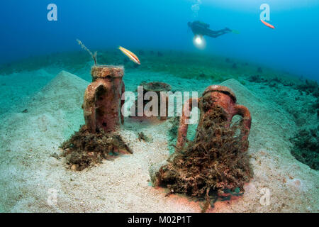 Scuba Diver scoprire vecchie anfore del II secolo A.C., Lykia, mare Mediterraneo, Turchia Foto Stock