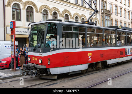 Un tram di Praga che fa strada attraverso le strade di Praga, Praga, Repubblica Ceca Foto Stock