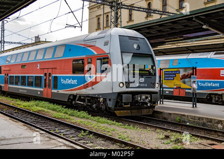 Classe 471 unità a motore elettrico conosciuta come City Elefant un treno a due piani visto qui alla stazione ferroviaria di Praga Masarykova, Repubblica Ceca Foto Stock