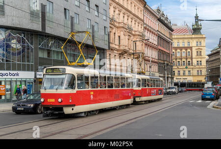 Un tram Tatra T3R.P fa strada attraverso le strade di Praga, Praga, Repubblica Ceca Foto Stock