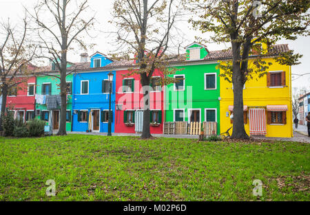 Venezia (Venezia) Italia, Ottobre 17, 2017 - Vista di un gruppo di case colorate in isola di Burano, una piccola isola all'interno di area di Venezia, Italia Foto Stock