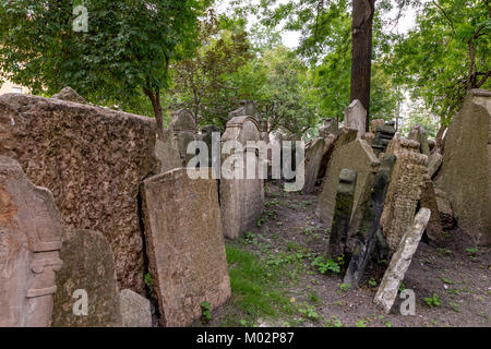 Thousands of crooked tombstones in the Old Jewish Cemetery , Prague, Czech Republic Foto Stock