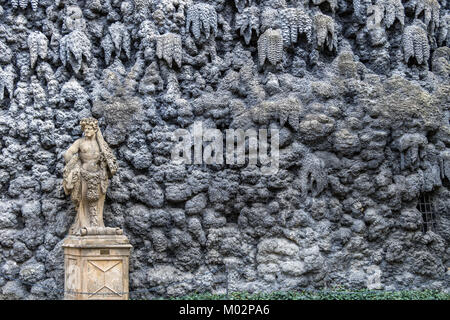 La Grotta di una scultura in Palazzo Wallenstein giardini, Praga, Repubblica Ceca Foto Stock