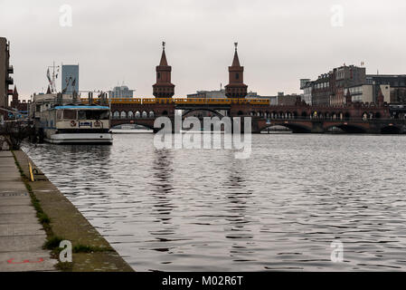 Dicembre 16. 2017 Twin towers del Oberbaumbrucke, un rosso mattone, double-decker la ferrovia e la strada ponte sul fiume Spree - Kreuzberg di Berlino, Germania Foto Stock