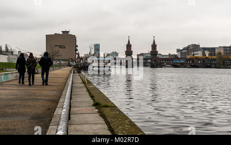 Dicembre 16. 2017 Twin towers del Oberbaumbrucke, un rosso mattone, double-decker la ferrovia e la strada ponte sul fiume Spree - Kreuzberg di Berlino, Germania Foto Stock